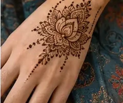Fleur de lotus sur la main