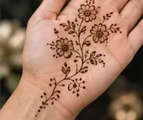 Petites fleurs dans la paume